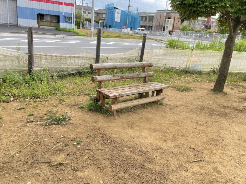 原っぱ公園のベンチ