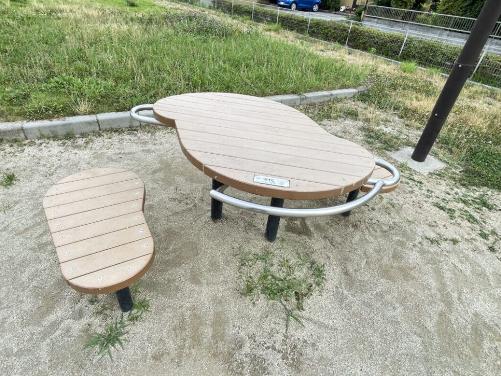 西大袋第五公園のテーブルと椅子