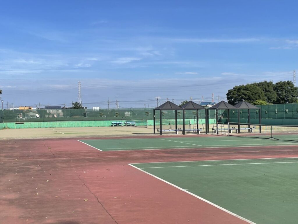 出羽公園のテニスコート
